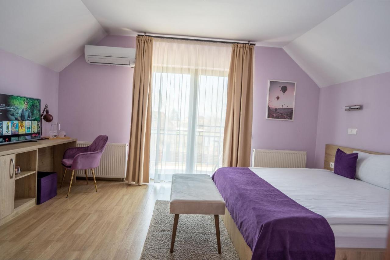 Roots Villa Redwood Braşov Esterno foto